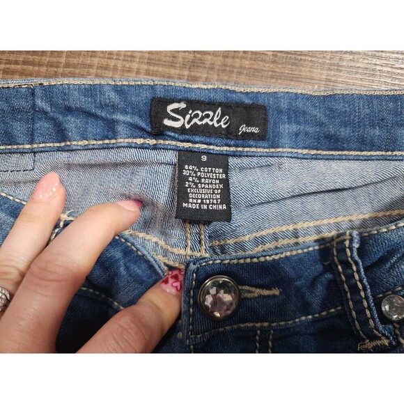 Sizzle Brand Jeans Capri Embellished Back Pockets Medium Washed  Size 9 BLING - Picture 5 of 7